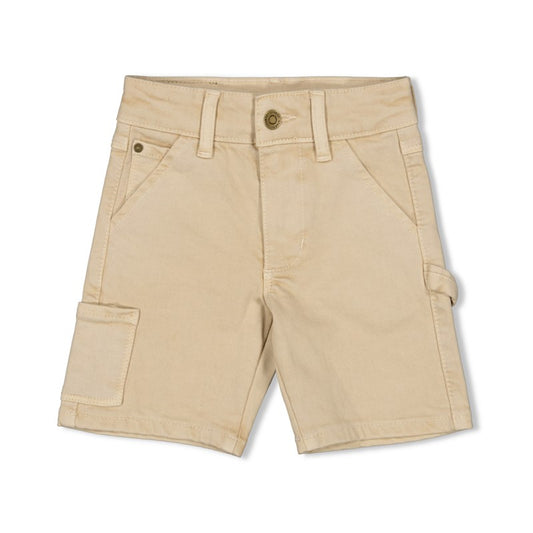 Shorts aus leichtem Denimstoff in Sand mit vielen Taschen, Reißverschluss, Knopf und Gürtelschlaufen. Innen mit verstellbarem Gummibund anpassbar. 