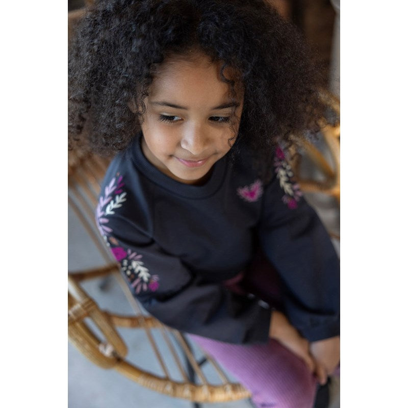 Schöner ausgefallener Sweater in Anthrazit mit pinker Blumenverzierung und Herz