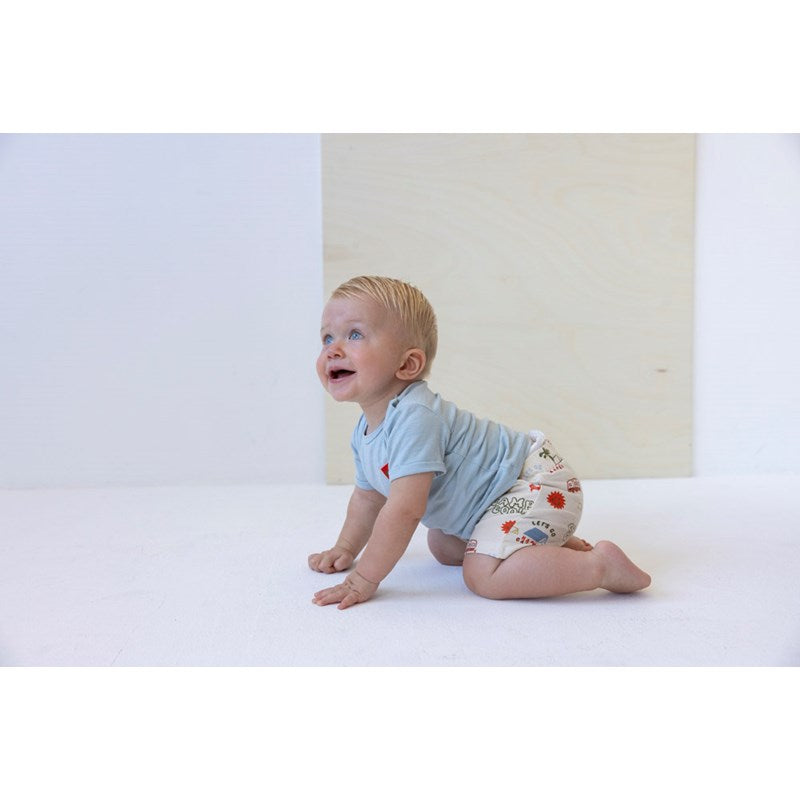Süße Shorts in offwhite mit All Over Druck mit Campingmotive aus Bio Baumwolle