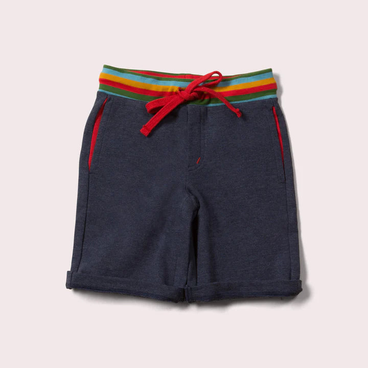Hochwertige kurze Hose aus weicher Bio-Baumwolle in dunklem blau mit buntem Bund und Zugbund