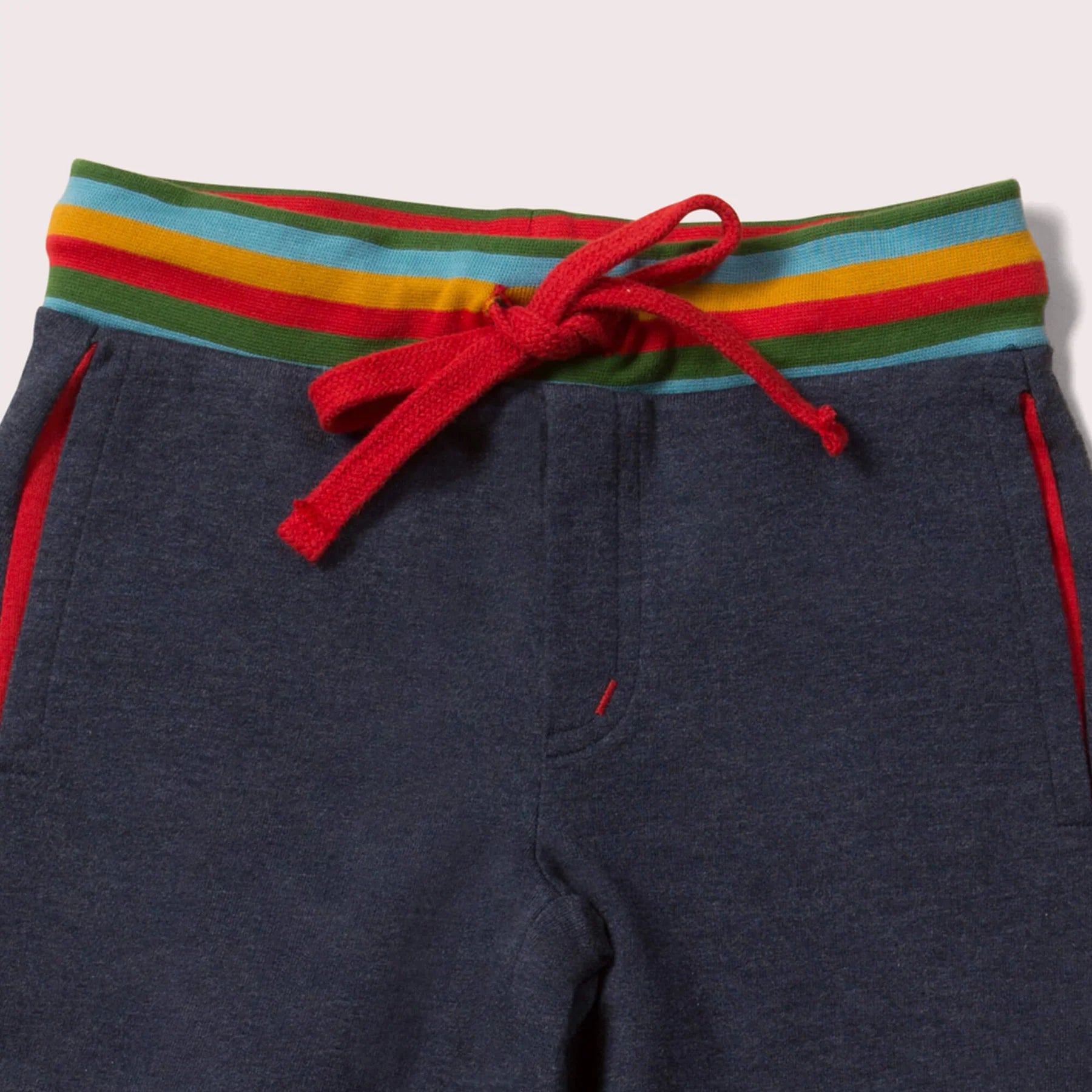 Hochwertige kurze Hose aus weicher Bio-Baumwolle in dunklem blau mit buntem Bund und Zugbund