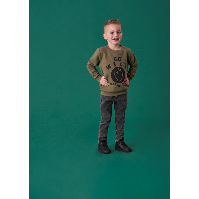 Sweater Go Wild in Armygrün mit coolem Pfotenabdruck von Sturdy