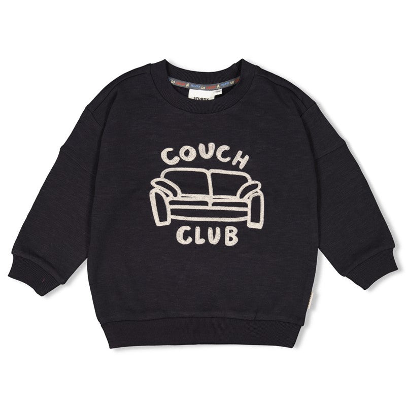 Hochwertiger Sweater in schwarz aus Bio-Baumwolle, mit Schriftzug und Couch in weiß 