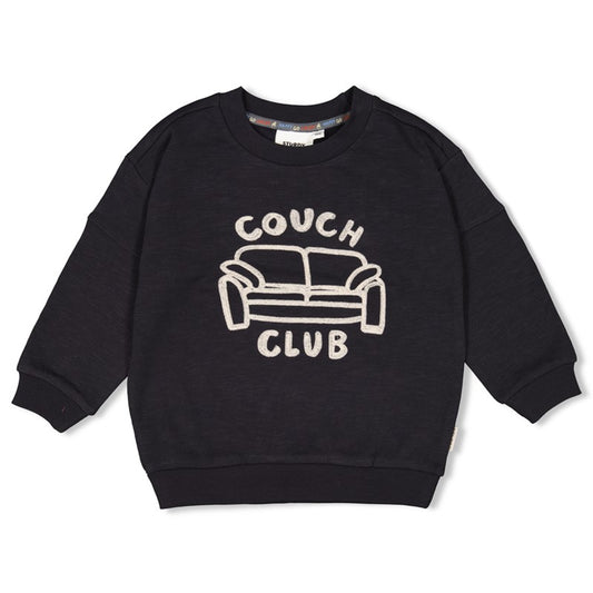 Hochwertiger Sweater in schwarz aus Bio-Baumwolle, mit Schriftzug und Couch in weiß 