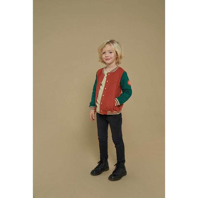 Schöne, bequeme Sweatjacke in rost und grün mit Bund an den Armen und Druckknöpfen 