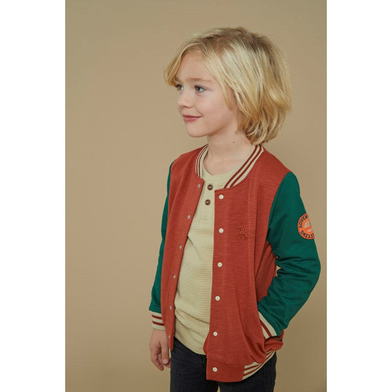 Schöne, bequeme Sweatjacke in rost und grün mit Bund an den Armen und Druckknöpfen 