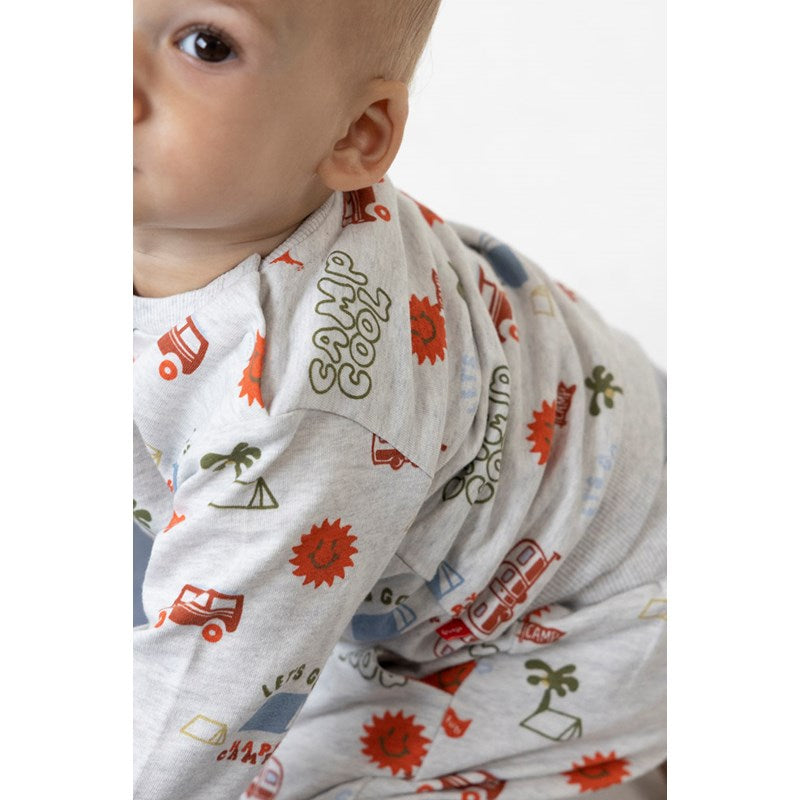 Schöner Sweater mit All Over Print mit Campingmotiven in grau melange aus Bio-Baumwolle