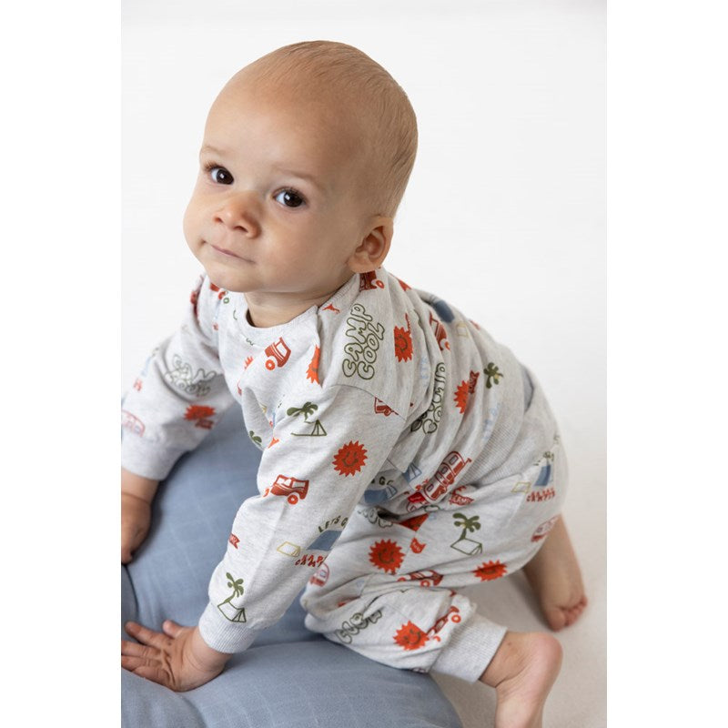 Schöner Sweater mit All Over Print mit Campingmotiven in grau melange aus Bio-Baumwolle
