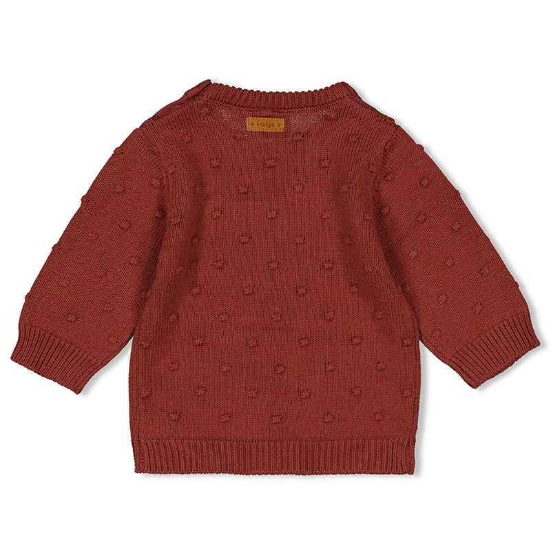 Schöner Strickpulli in berry mit Knöpfen an der Schulter