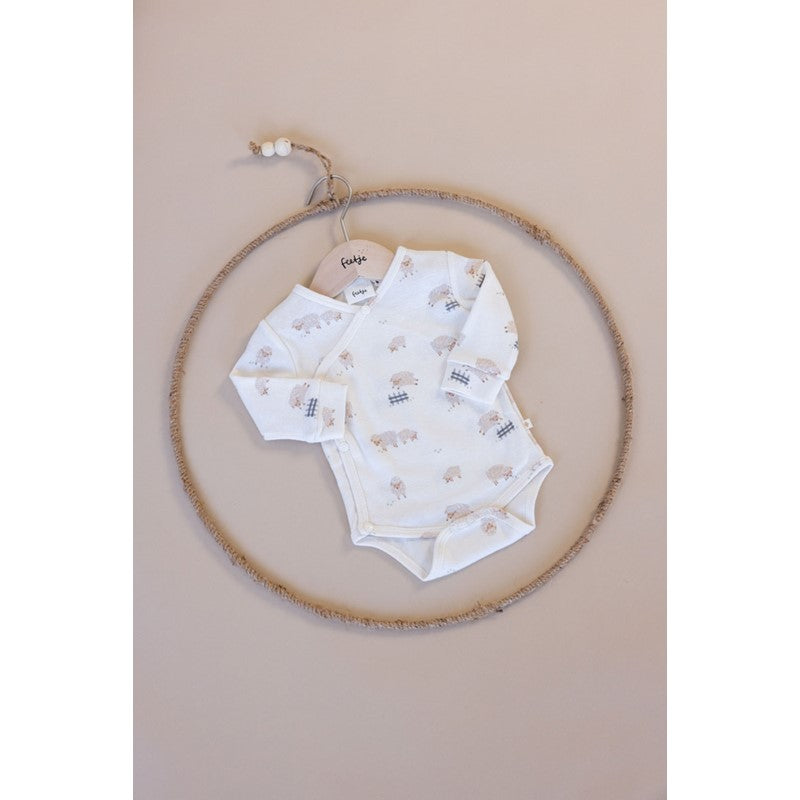 Niedlicher Wickelbody mit All Over Print Schafe in creme