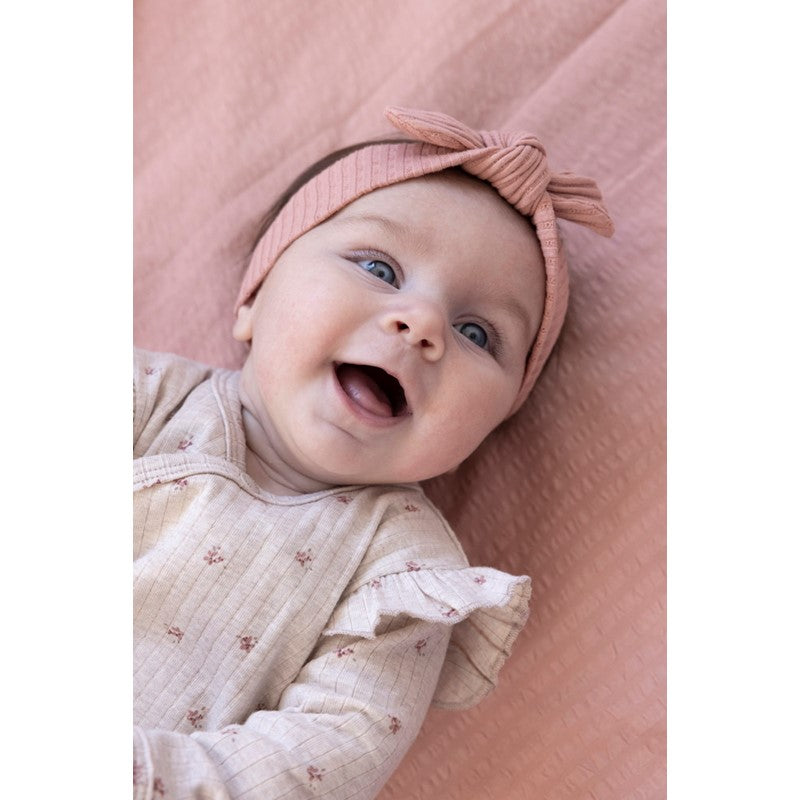 Praktisches Wickelshirt in Taupe Melange mit Blumen All Over Print und Rüschen an den Schultern 