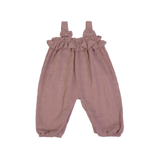 Schöne leichte Latzhose in lila für den Sommer mit Rüschen, Schleifen und Lochmuster 