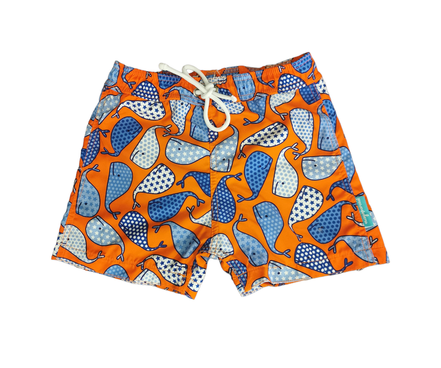 Coole Badehose in orange mit blauen und weißen Walen darauf, mit UV-Schutz 