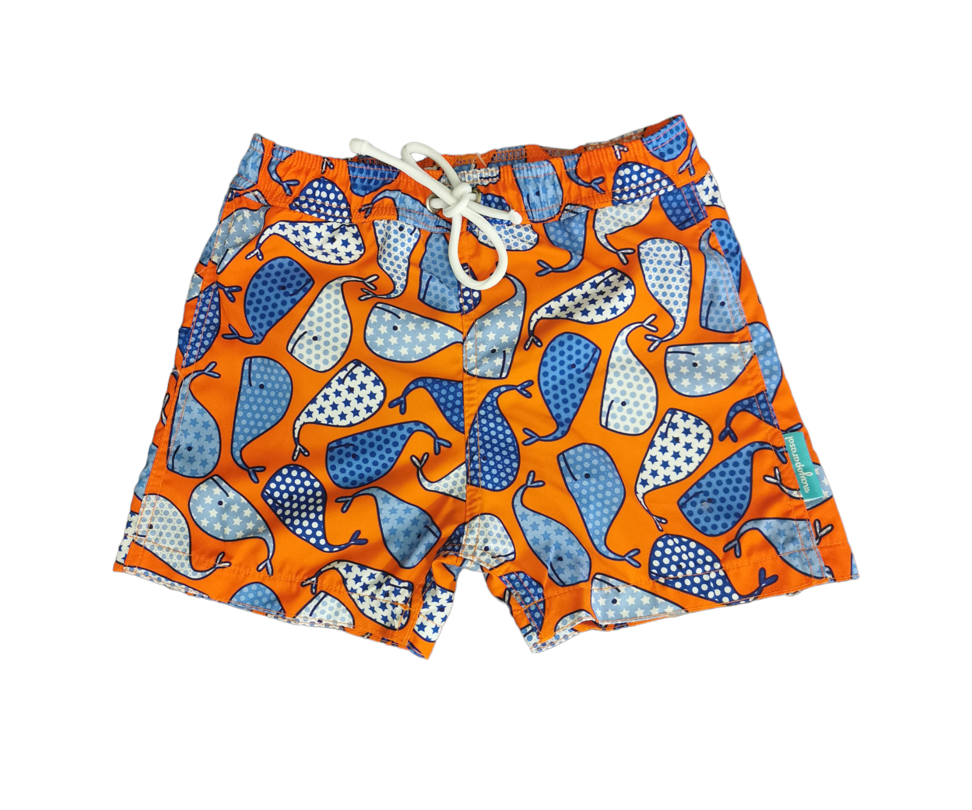 Coole Badehose in orange mit blauen und weißen Walen darauf, mit UV-Schutz 