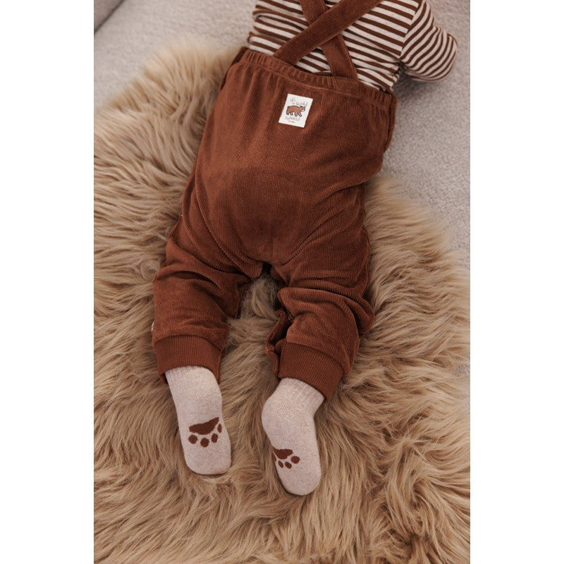 Niedliche warme Socken in taupe mit braunen Streifen am Bund und brauner Bärentatze auf der Sohle