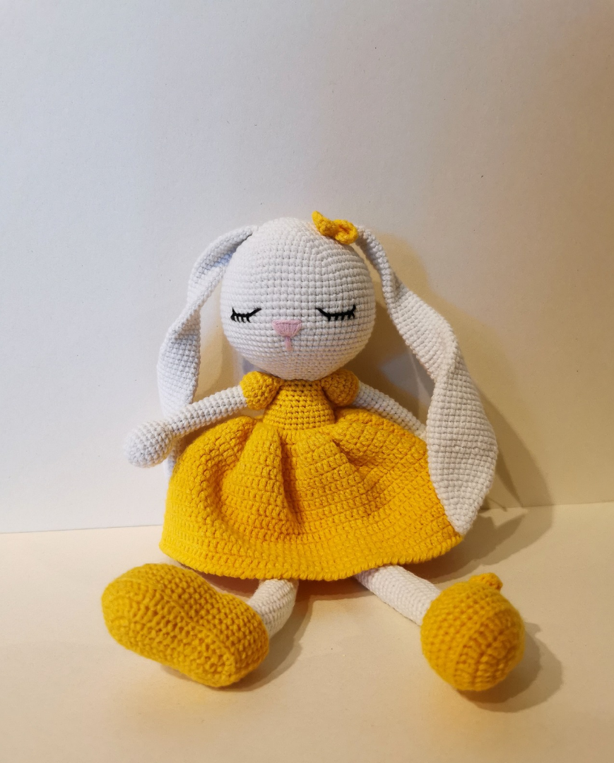 Wunderschöner handgefertigter Hase mit gelben Kleid, hergestellt mit Amigurumi Technik