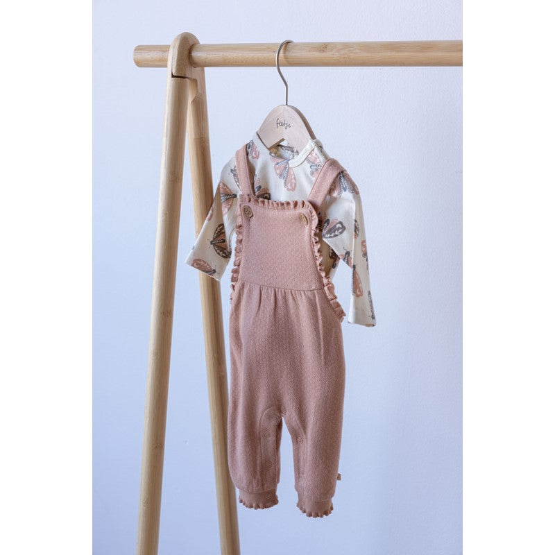 Hochwertige Latzhose mit Rüschen und verstellbaren Trägern in Terra Pink 