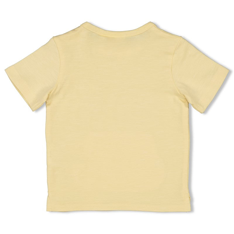 Das süße T-Shirt von Feetje in zitronengelb mit der süßen Bauchtasche und den Palmen ist ein sommerlicher Hingucker! 