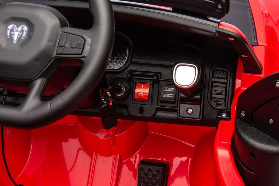 Der RAM 1500 Fire Rescue Truck ist ein richtig cooles Feuerwehrauto in knalligem rot - perfekt für alle kleinen Feuerwehrmänner und Feuerwehrfrauen! 