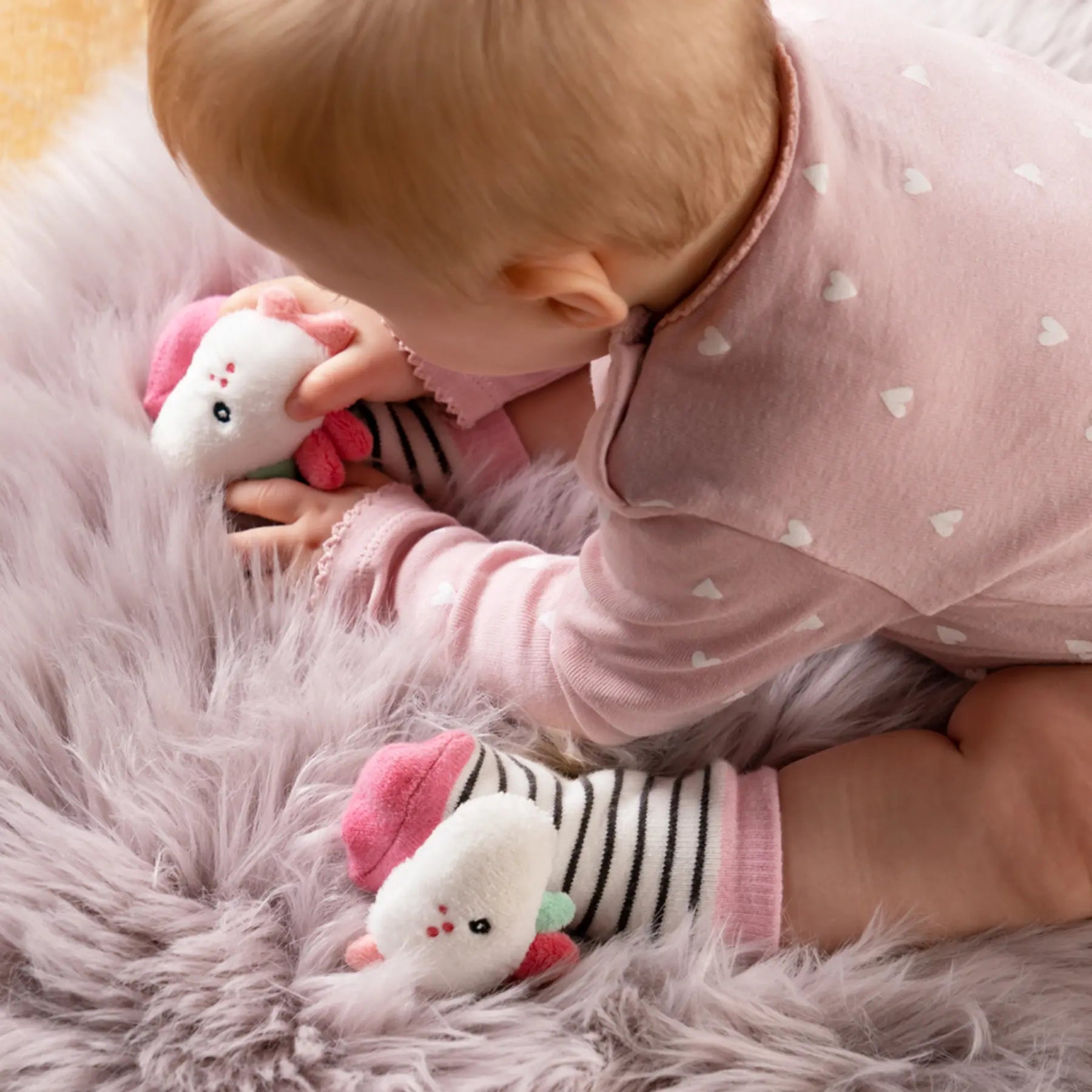 Die süßen rasselnden Socken regen die Babys zum Spielen und Greifen an und machen einfach richtig Spaß!