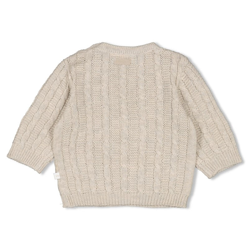Schöner Strick-Sweater mit Zopfmuster und Knöpfen an der Schulter 