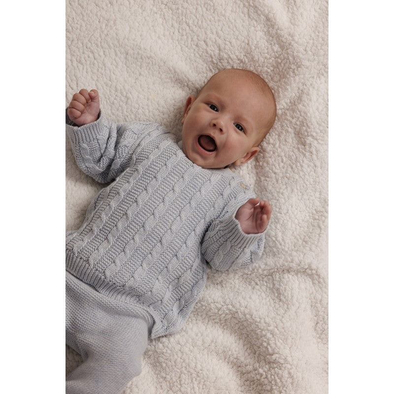 Schöner Strick-Sweater mit Zopfmuster und Knöpfen an der Schulter 