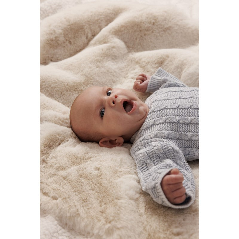 Schöner Strick-Sweater mit Zopfmuster und Knöpfen an der Schulter 