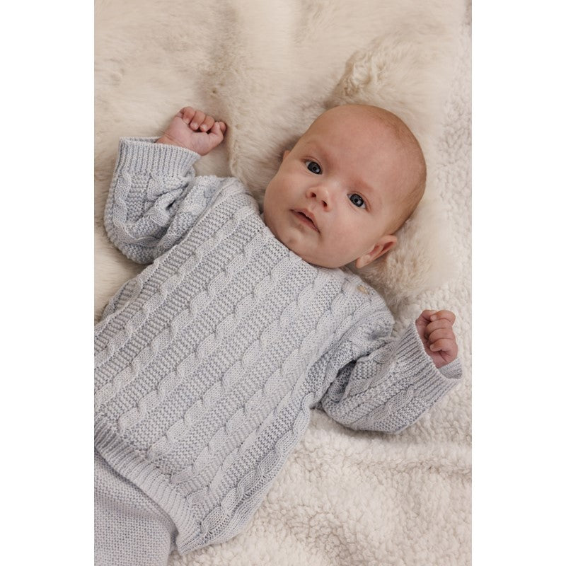 Schöner Strick-Sweater mit Zopfmuster und Knöpfen an der Schulter 