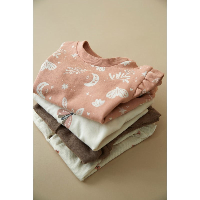 Süßer Sweater in rosa mit Rüschen an den Schuktern und all over print mit Mond und Motten