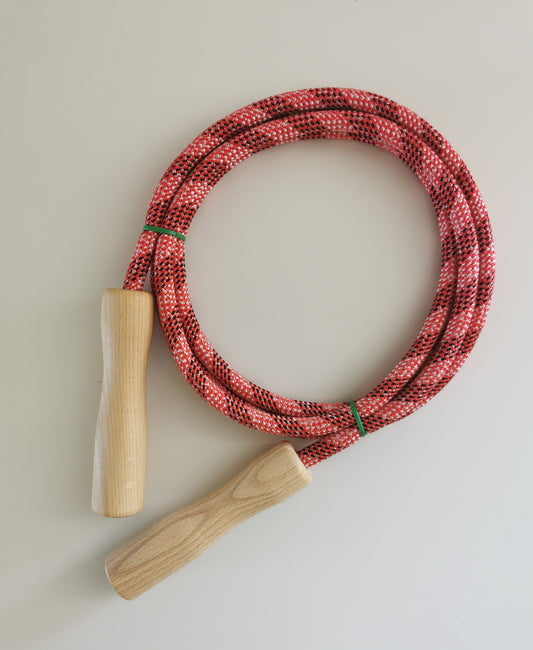 Spielzeugmanufaktur Pfingstweid - Springseil mit Buchengriff in rot, 240cm