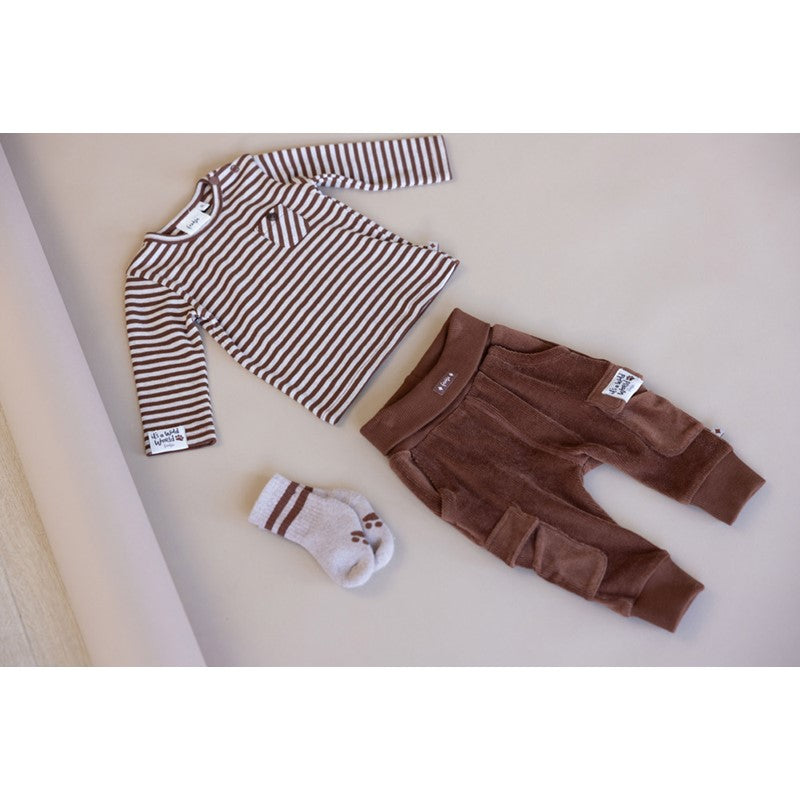 Niedliche warme Socken in taupe mit braunen Streifen am Bund und brauner Bärentatze auf der Sohle