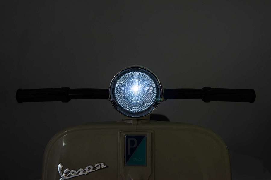 Sieht aus wie das Original: mit der schicken Vespa kann dein Kind cool durch die Stadt cruisen! 