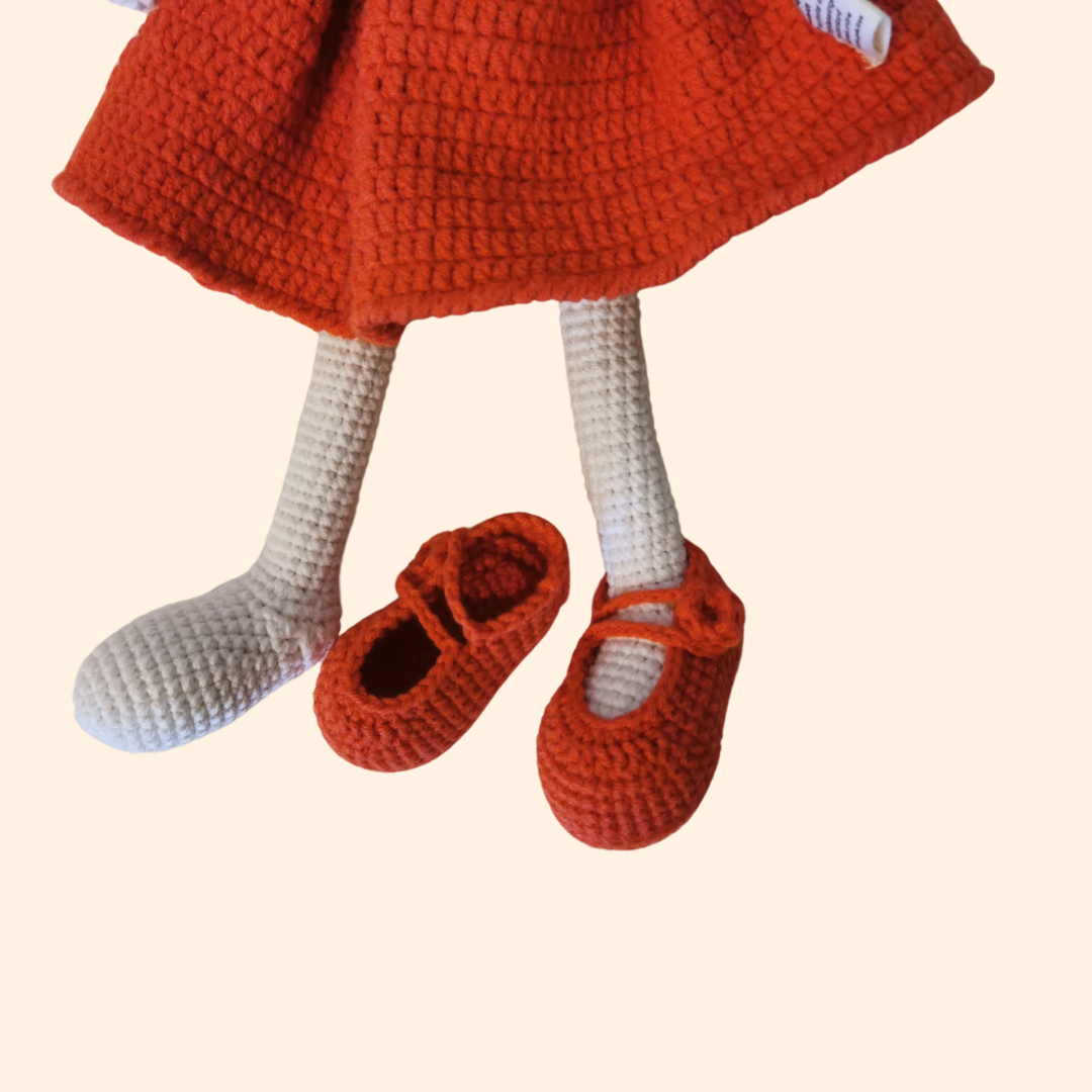 Wunderschöner handgefertigter Hase mit rotem Kleid, hergestellt mit Amigurumi Technik