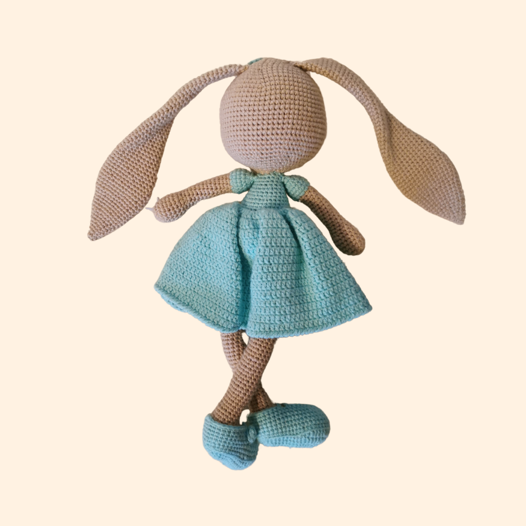 Wunderschöner handgefertigter Hase mit hellblauem Kleid, hergestellt mit Amigurumi Technik