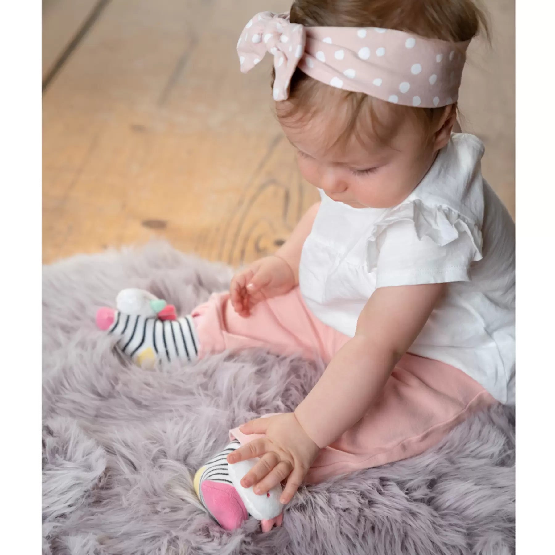Die süßen rasselnden Socken regen die Babys zum Spielen und Greifen an und machen einfach richtig Spaß!