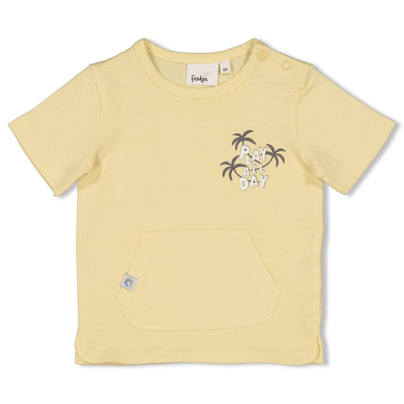 Das süße T-Shirt von Feetje in zitronengelb mit der süßen Bauchtasche und den Palmen ist ein sommerlicher Hingucker! 