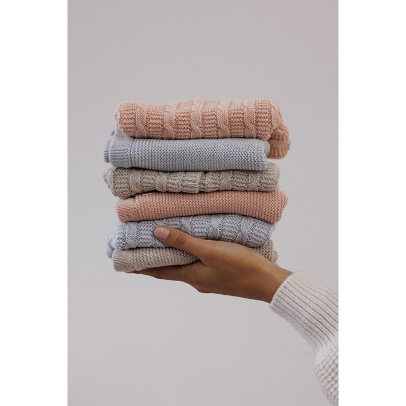 Schöner Strick-Sweater mit Zopfmuster und Knöpfen an der Schulter 