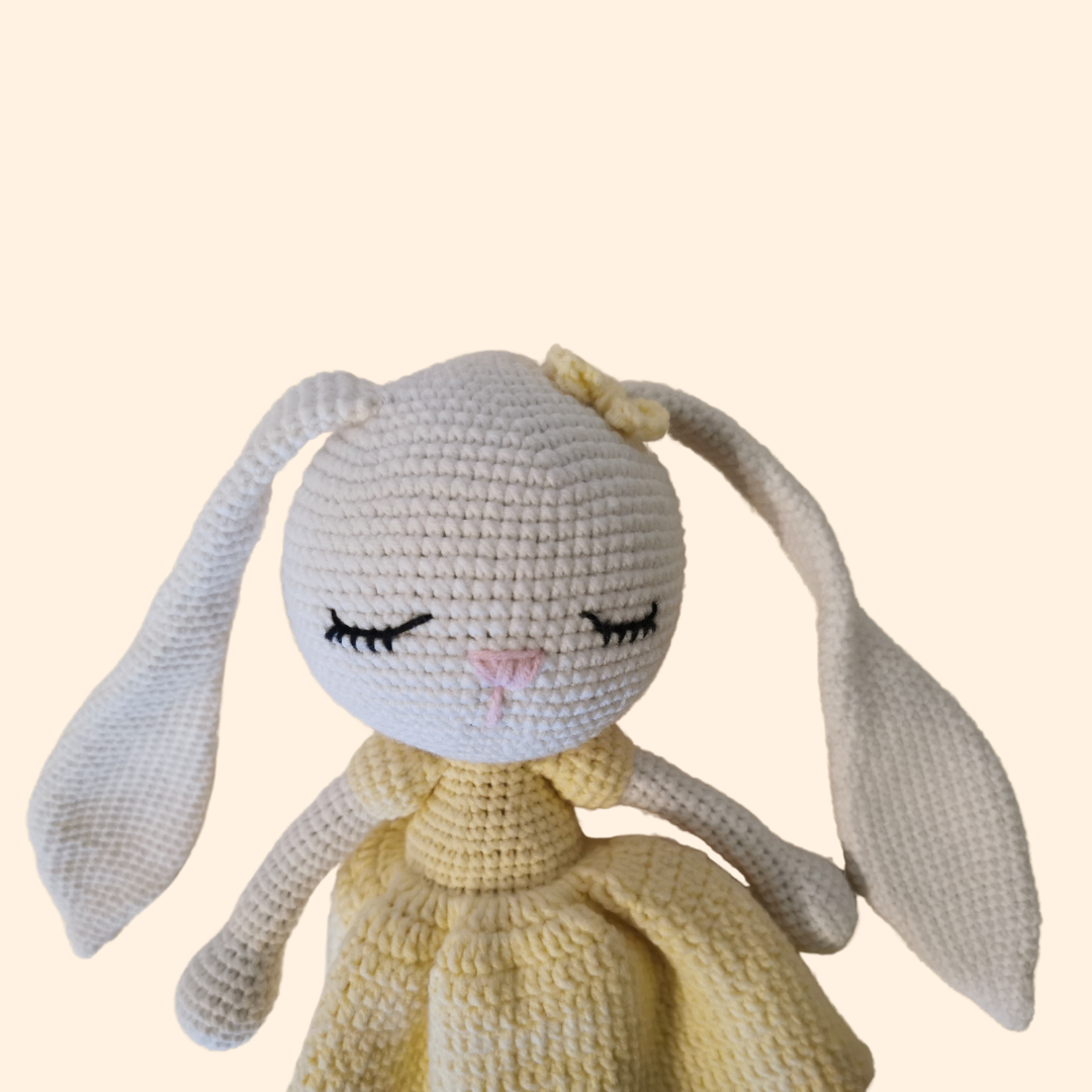 Wunderschöner handgefertigter Hase mit hellgelben Kleid, hergestellt mit Amigurumi Technik
