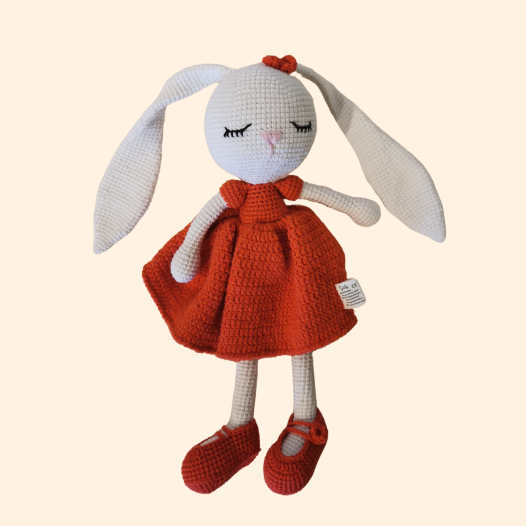 Wunderschöner handgefertigter Hase mit rotem Kleid, hergestellt mit Amigurumi Technik