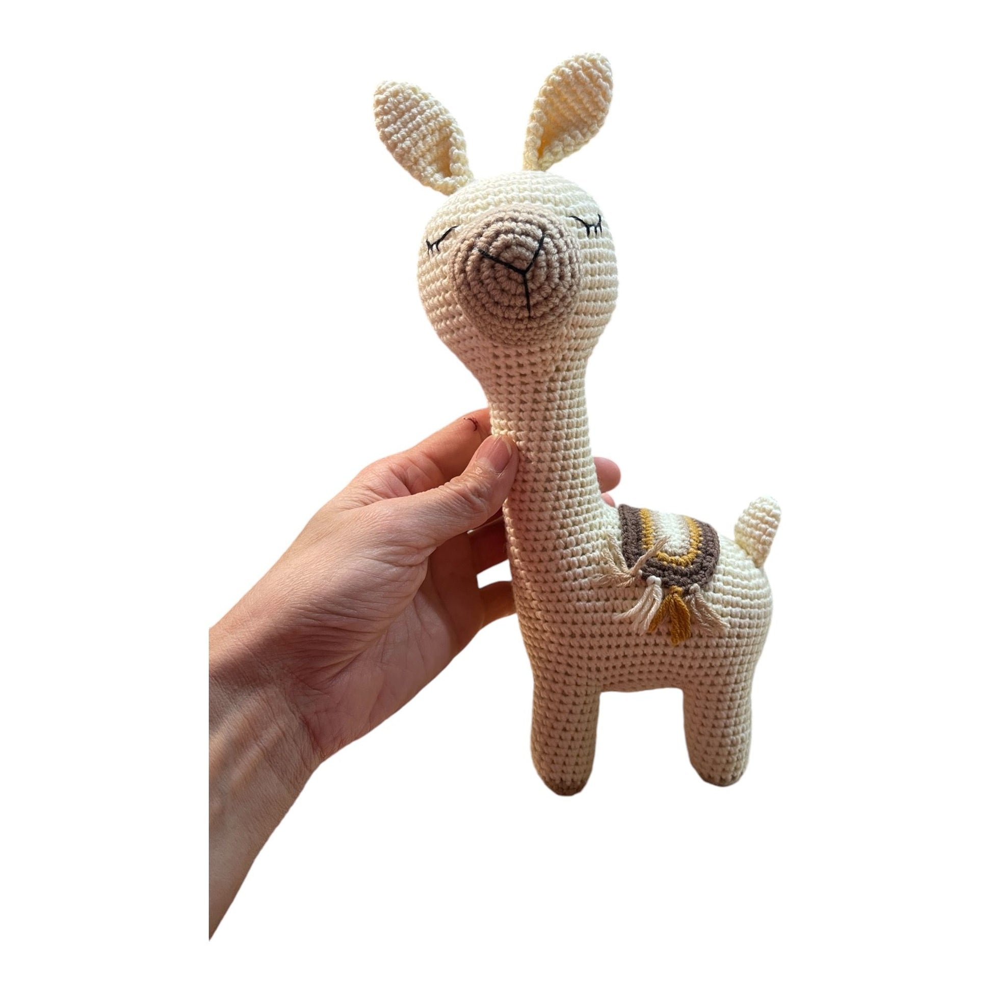Hochwertig gearbeitetes Lama in creme mit detailreichem Sattel, von Hand gehäkelt