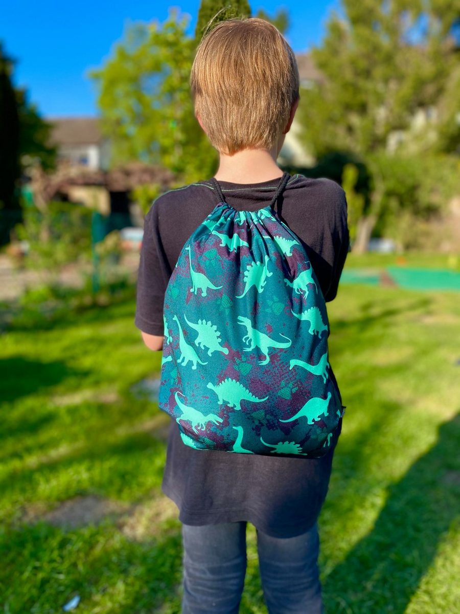 Toller grüner Kinderturnbeutel von Heckbo mit Dinosauriern