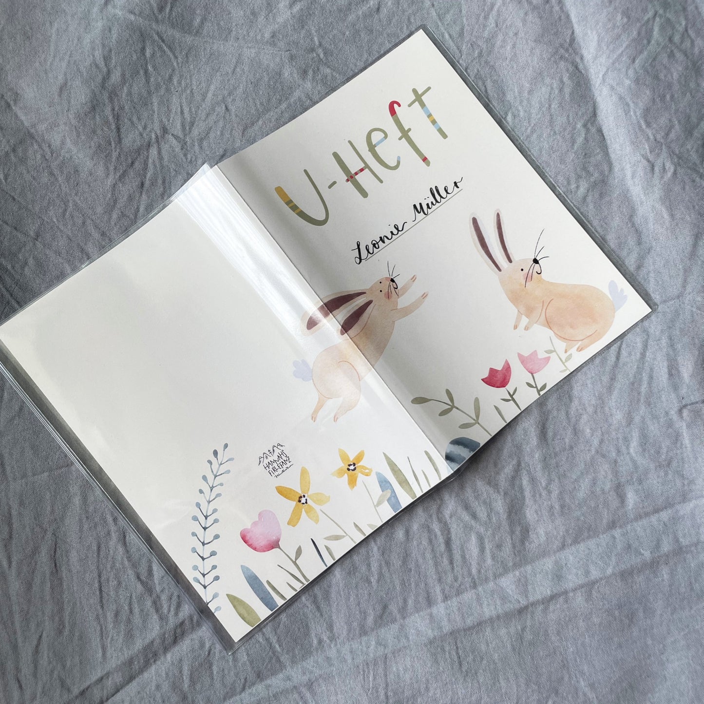 Schöne Hülle für das Untersuchungsheft mit Hasen, wundervolles Geschenk zur Geburt, offen