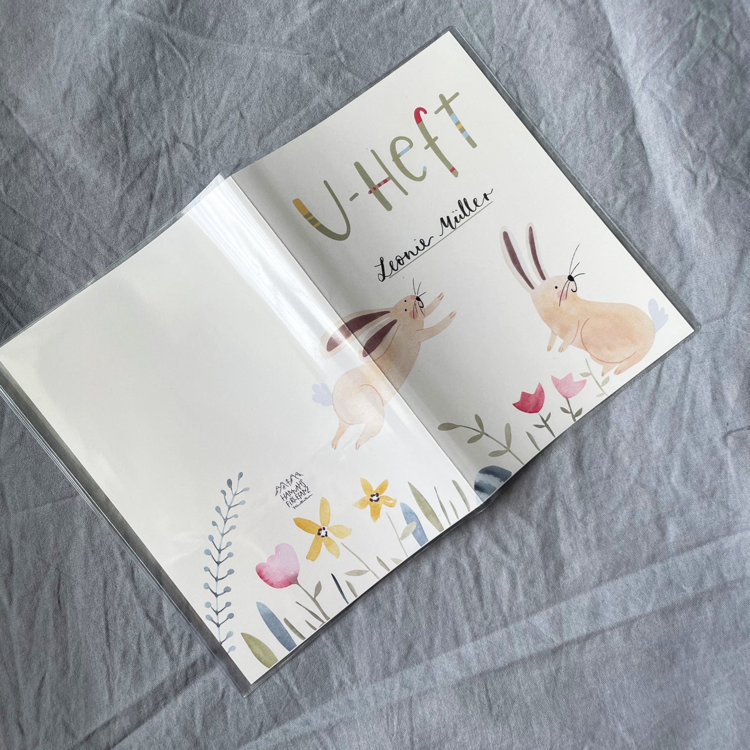 Schöne Hülle für das Untersuchungsheft mit Hasen, wundervolles Geschenk zur Geburt, offen