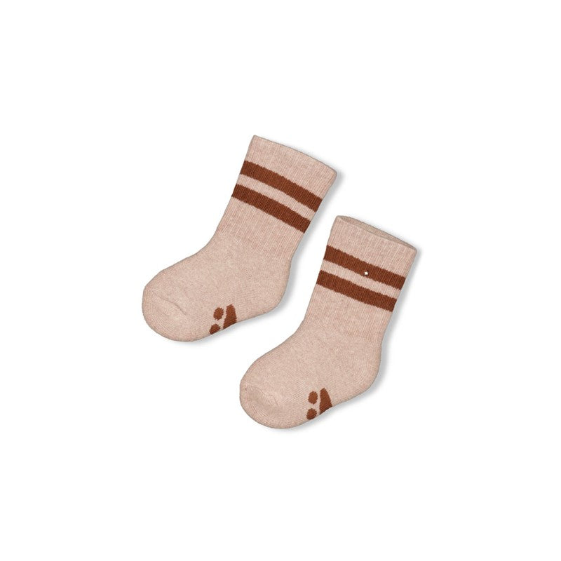 Niedliche warme Socken in taupe mit braunen Streifen am Bund und brauner Bärentatze auf der Sohle