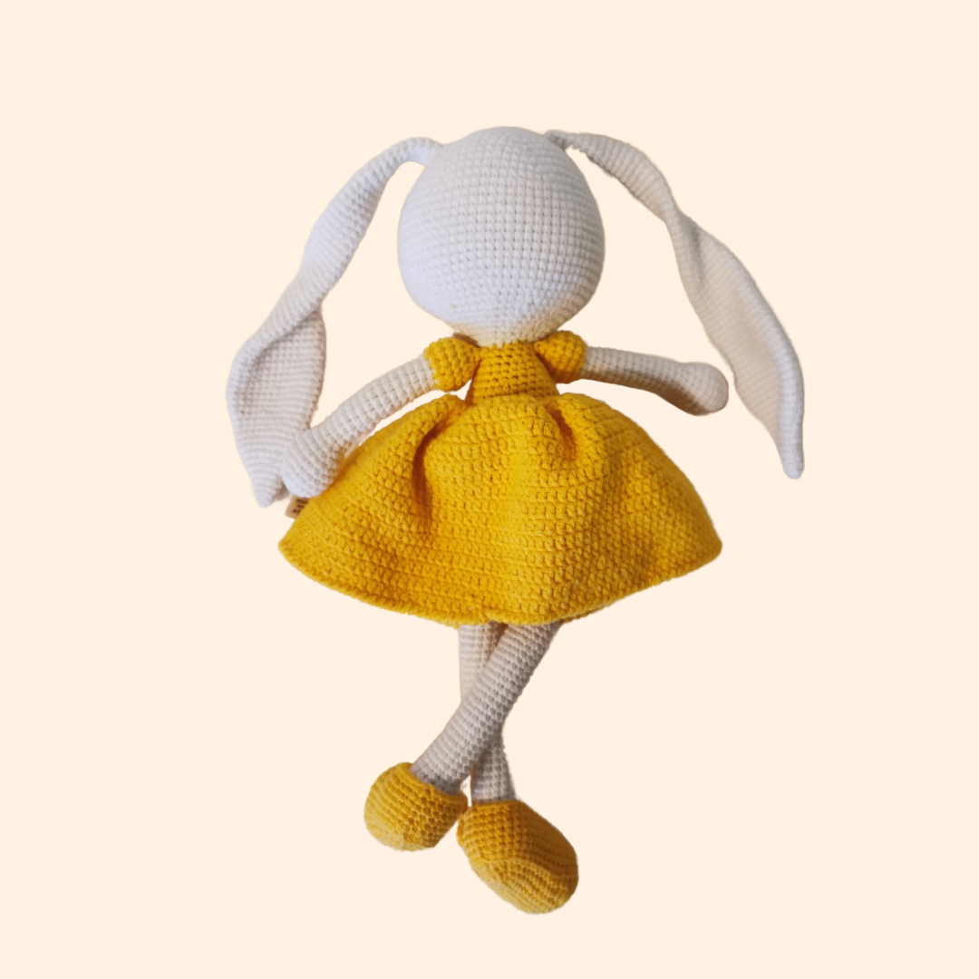 Wunderschöner handgefertigter Hase mit gelben Kleid, hergestellt mit Amigurumi Technik