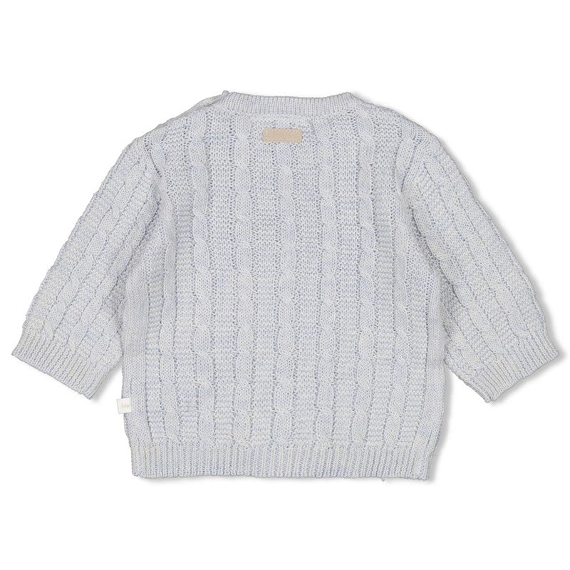 Schöner Strick-Sweater mit Zopfmuster und Knöpfen an der Schulter 