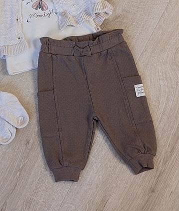 Hochwertige Hose in braun mit verspieltem Look durch Rüschen und Schleife am Bund