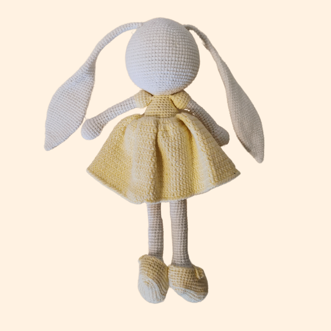 Wunderschöner handgefertigter Hase mit hellgelben Kleid, hergestellt mit Amigurumi Technik