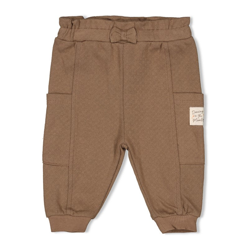 Hochwertige Hose in braun mit verspieltem Look durch Rüschen und Schleife am Bund