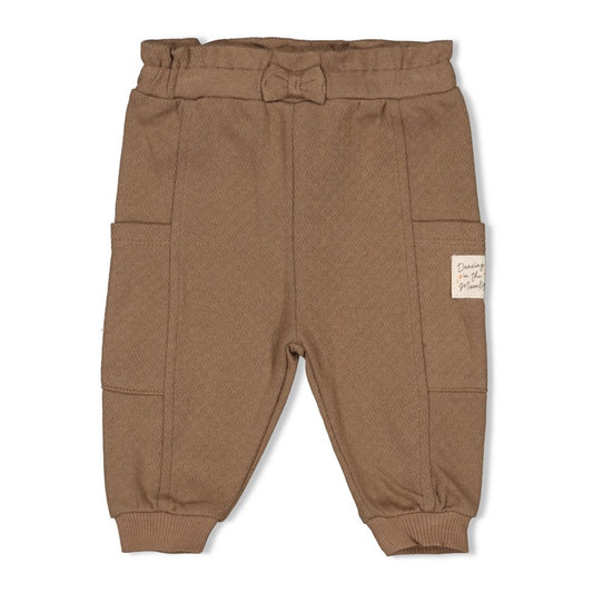 Hochwertige Hose in braun mit verspieltem Look durch Rüschen und Schleife am Bund